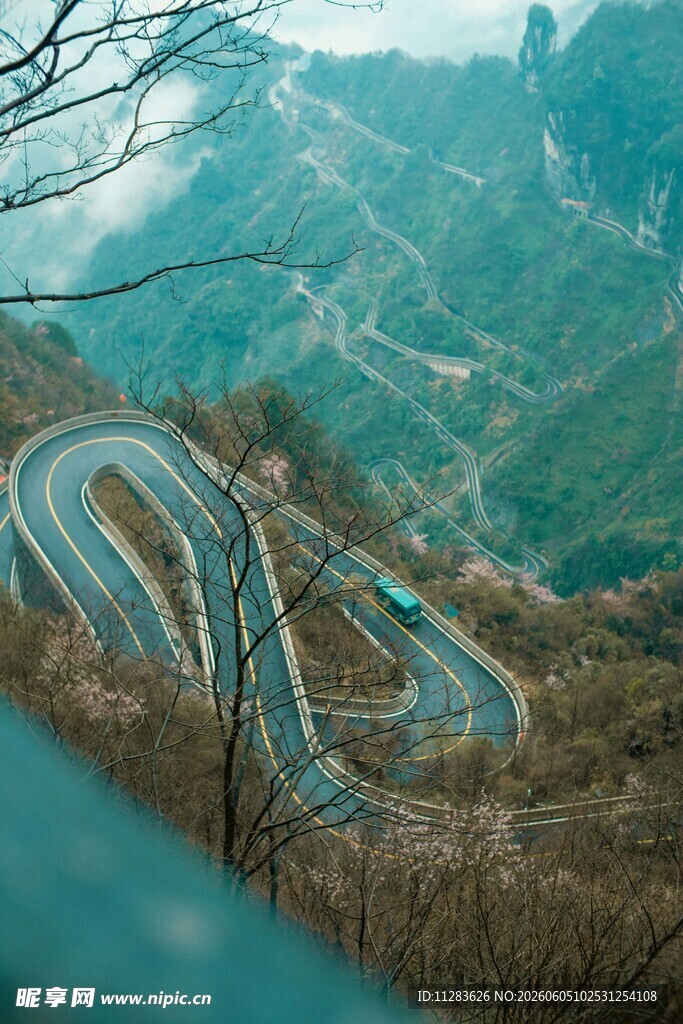 蜿蜒山路美景