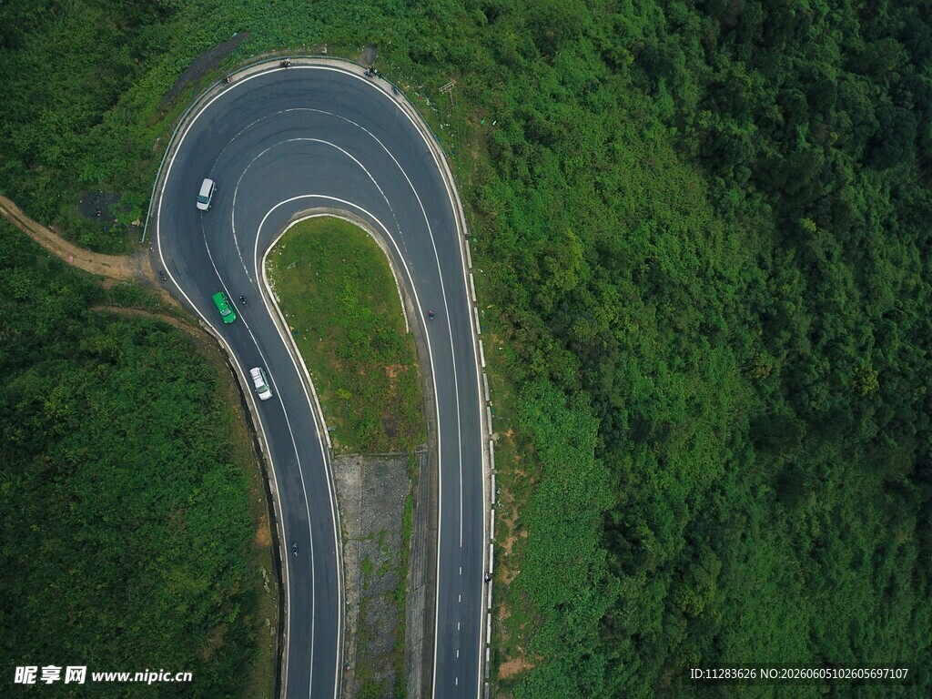 蜿蜒山路航拍