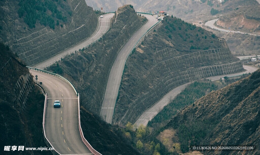 蜿蜒山路间的
