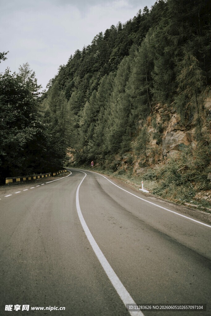 蜿蜒山间公路风景