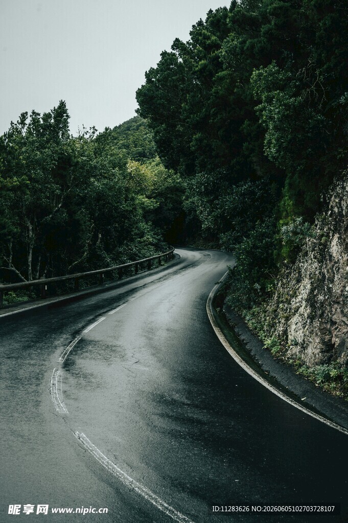 蜿蜒公路穿行