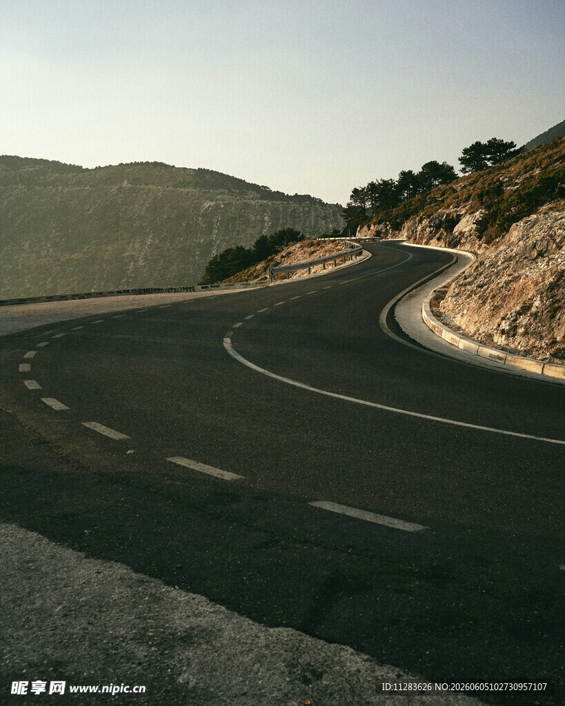 蜿蜒山间公路美景
