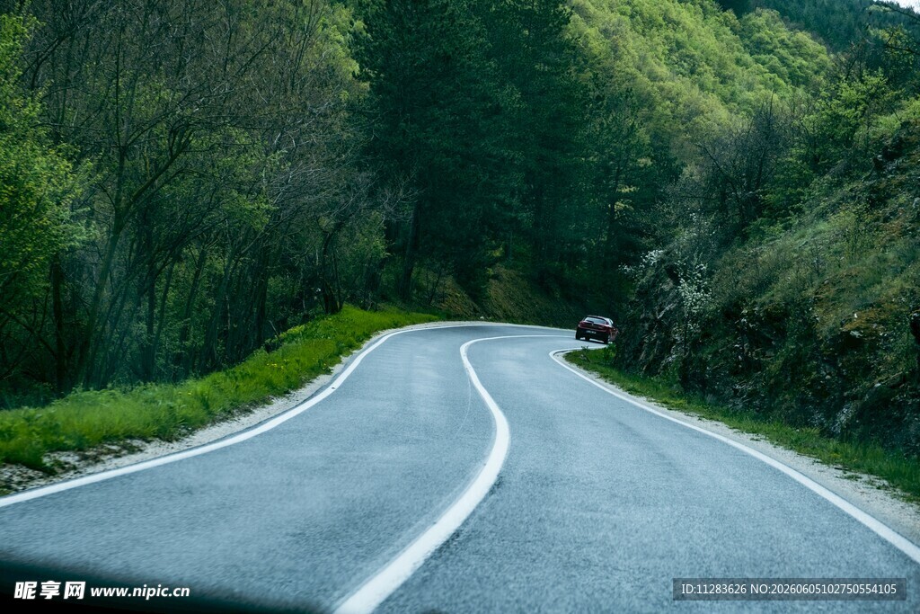 蜿蜒山间公路风景