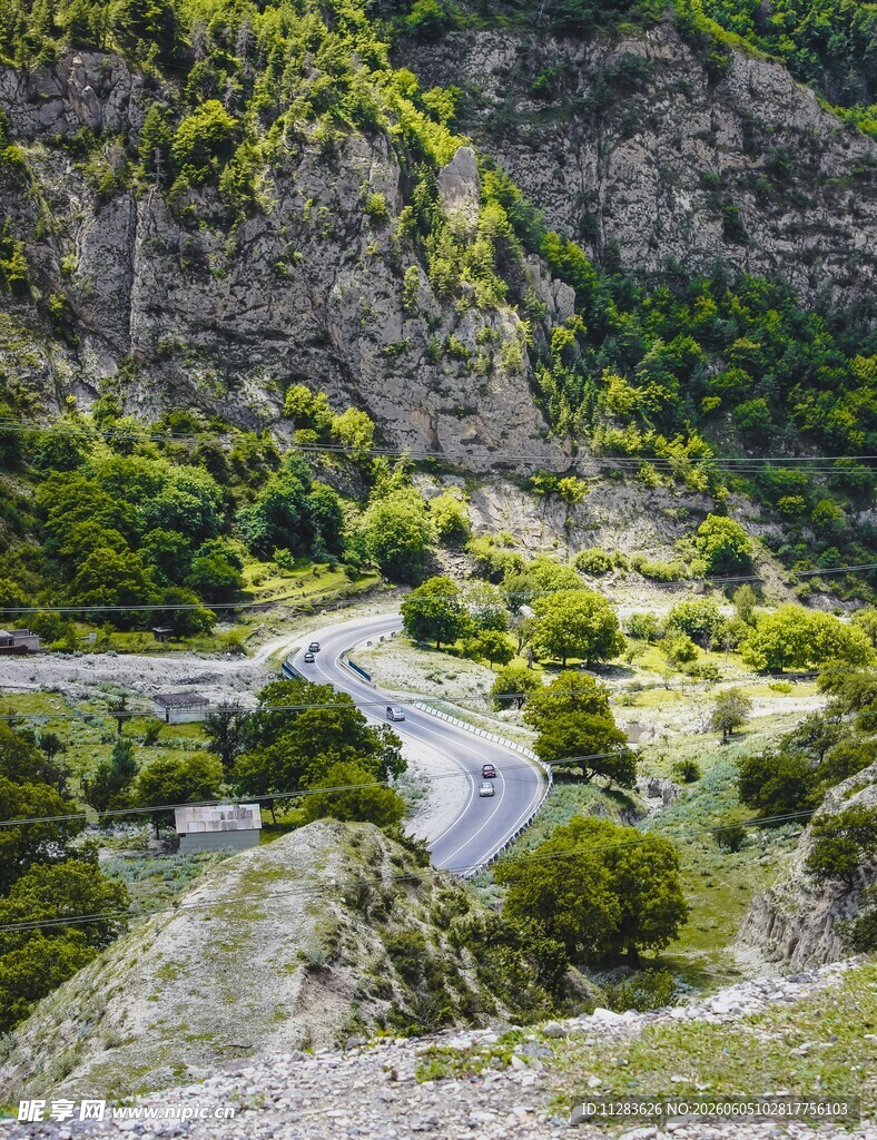 山间蜿蜒公路