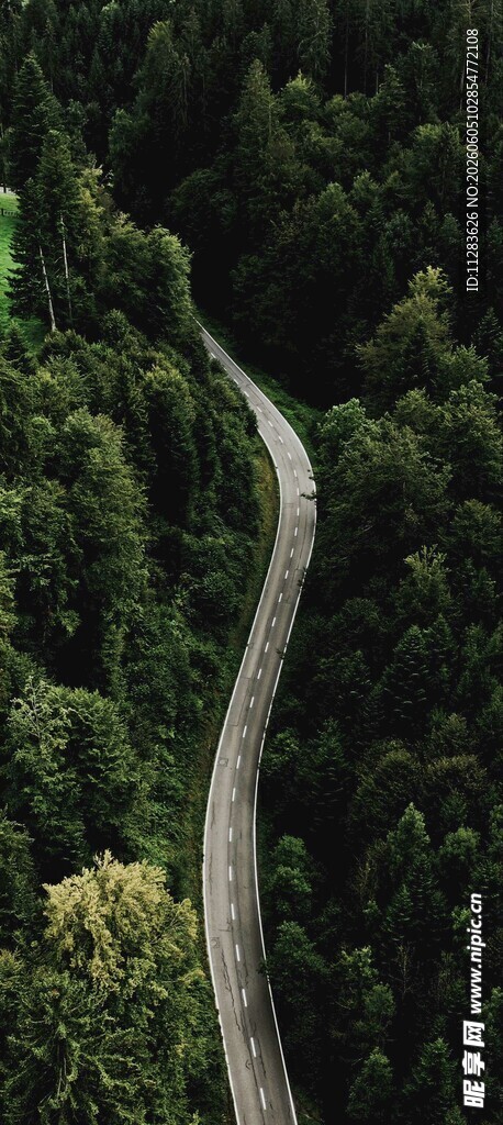 蜿蜒公路穿行