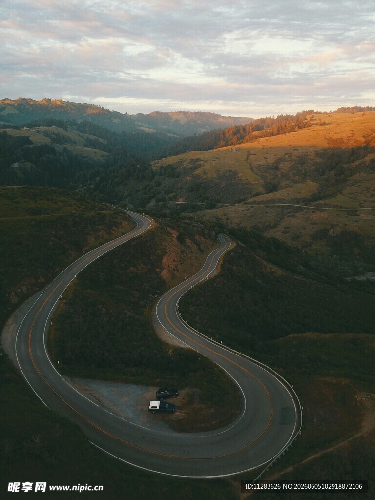 蜿蜒公路穿行于山间美景