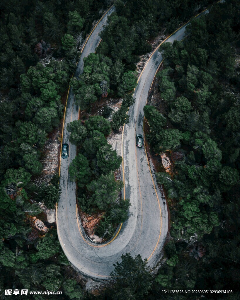 蜿蜒公路穿梭