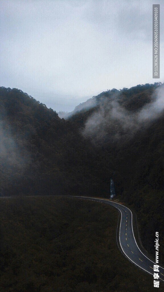 山间云雾缭绕的蜿蜒公路