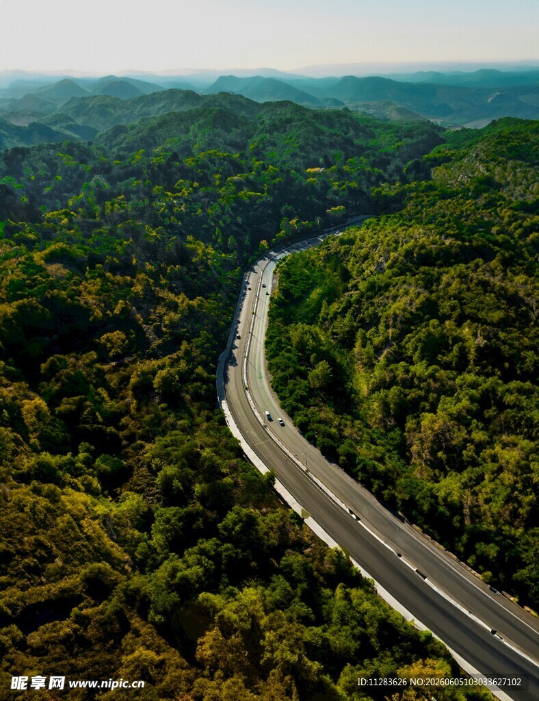 蜿蜒公路穿行翠绿山林