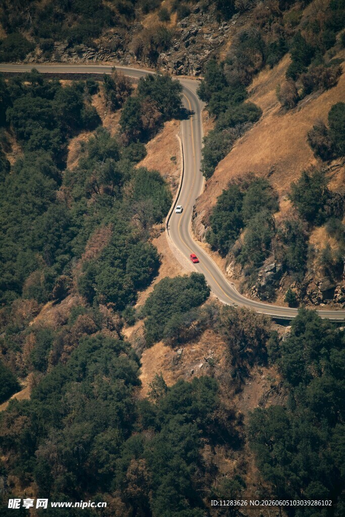 俯瞰山间蜿蜒公路