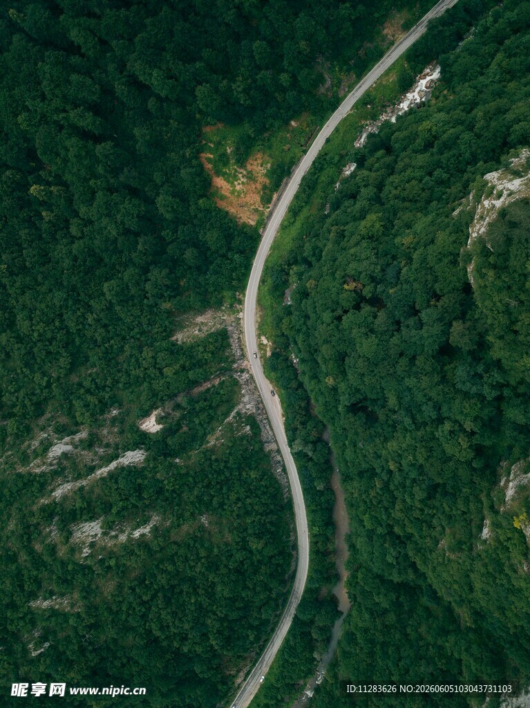 蜿蜒公路穿行