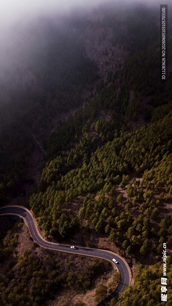 山间蜿蜒公路