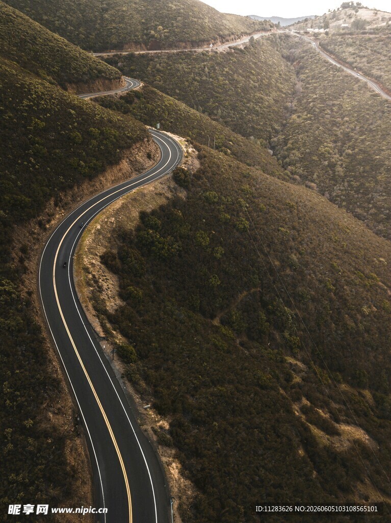 蜿蜒公路穿梭