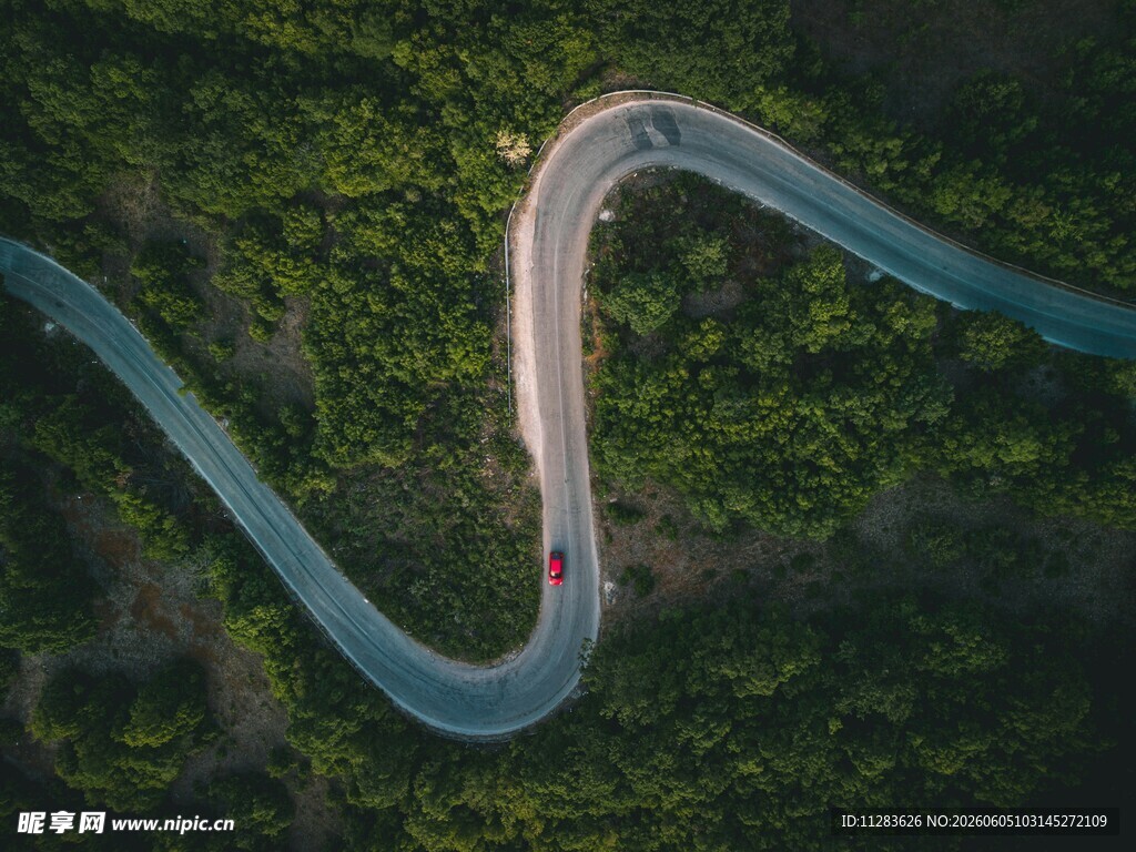 蜿蜒公路穿梭于翠绿山林