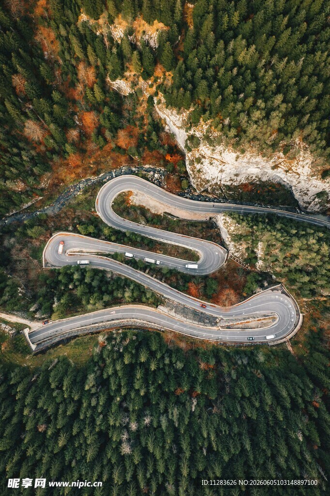 蜿蜒山路穿梭