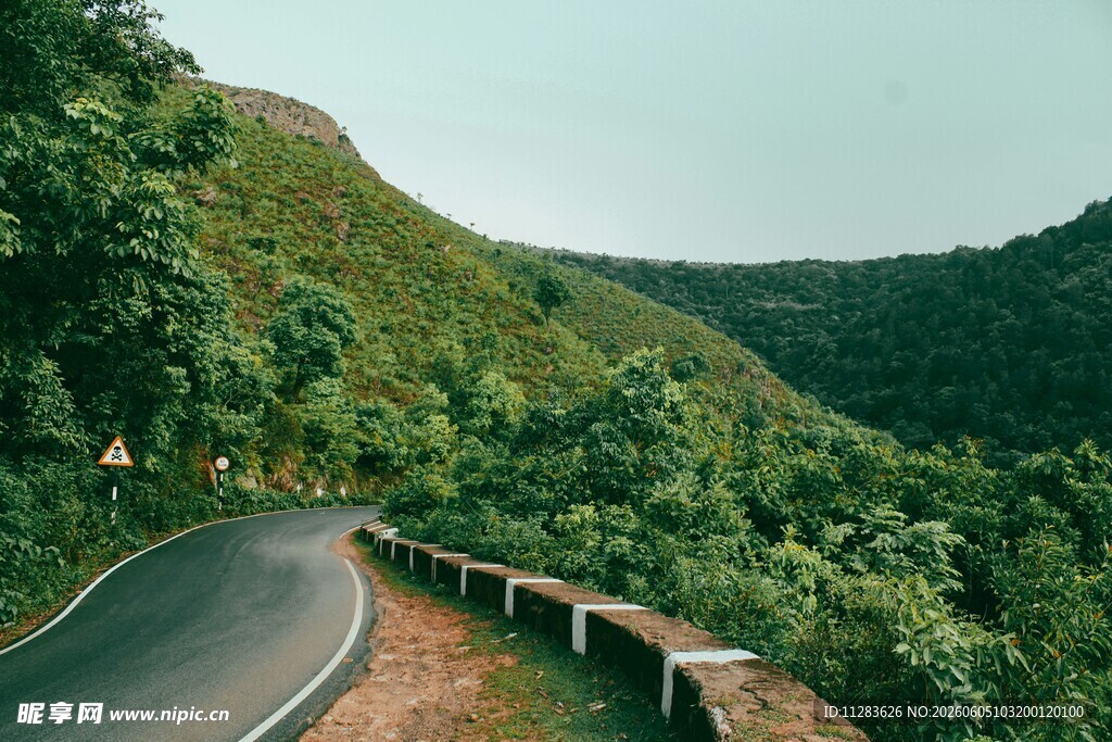山间蜿蜒公路