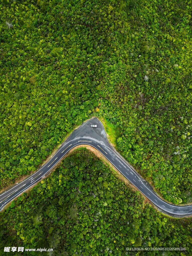 蜿蜒公路穿梭