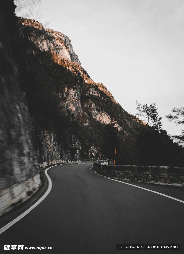 山间蜿蜒公路