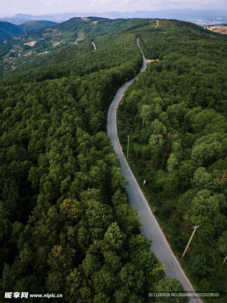 蜿蜒公路穿行