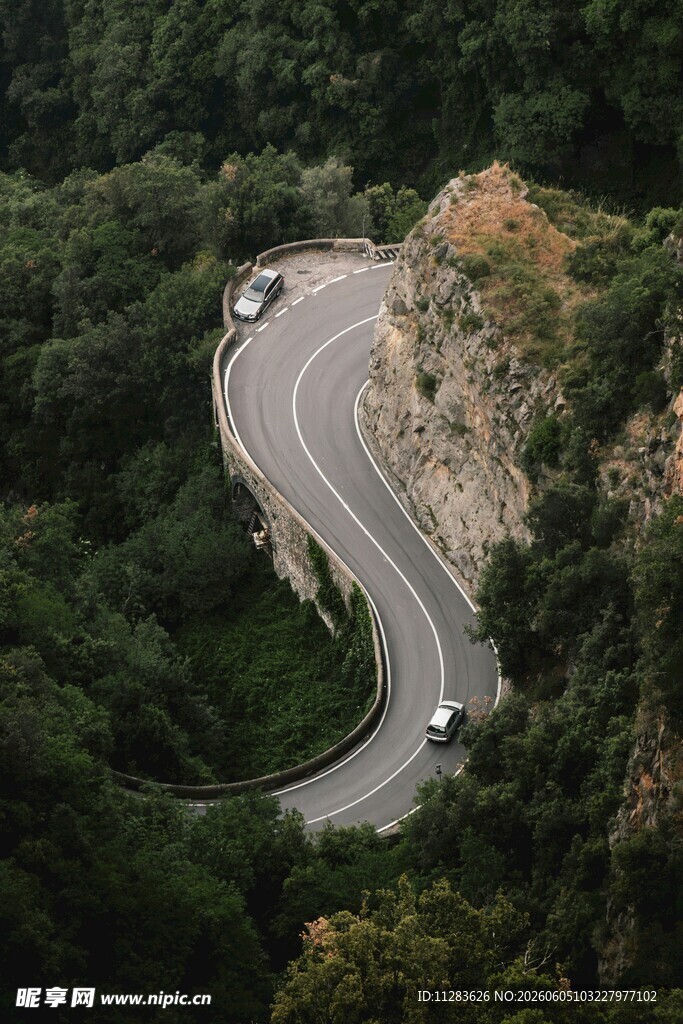 蜿蜒山间公路