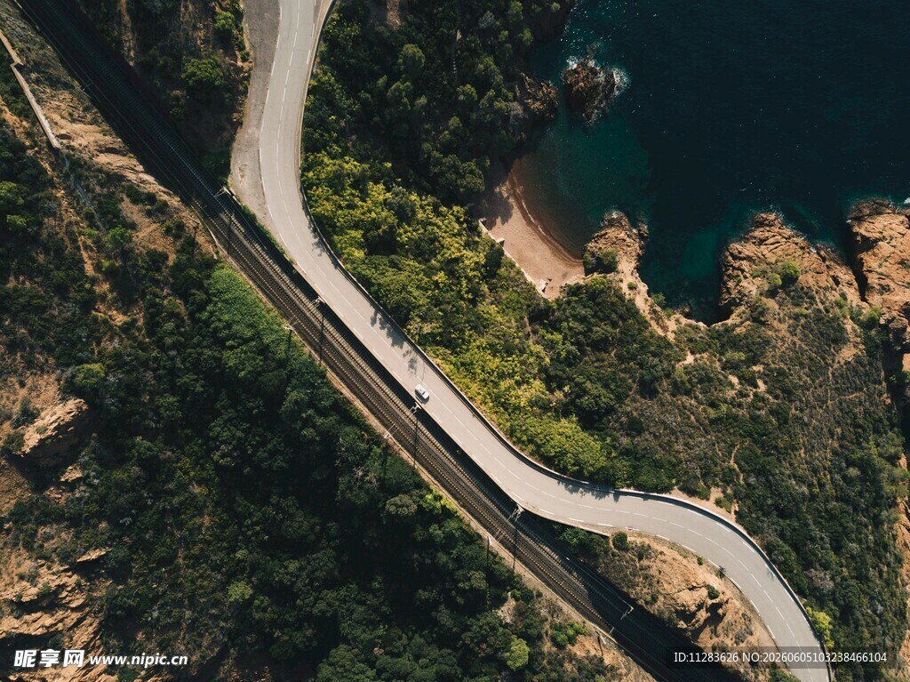 蜿蜒公路穿梭