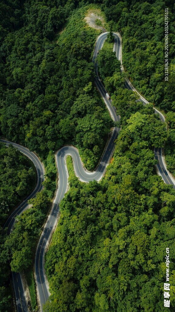 山间蜿蜒公路
