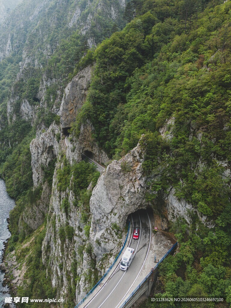 山间蜿蜒公路