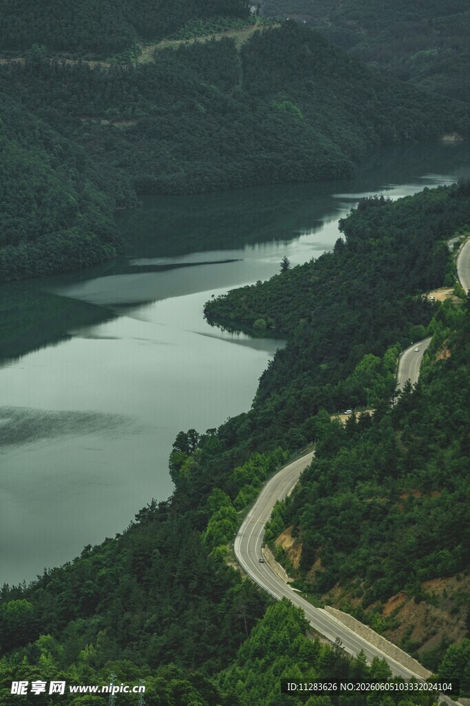 山间蜿蜒公路与静谧湖水