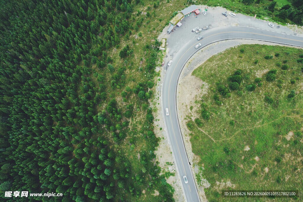 山间蜿蜒公路