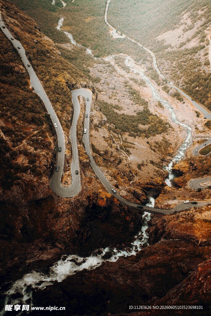 山间蜿蜒公路航拍美景