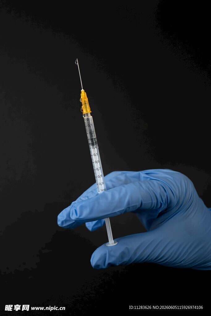 戴手套手持注射器