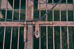 生锈铁栅栏上的旧锁