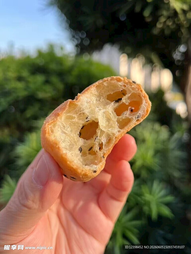 手中的美味空心糕点
