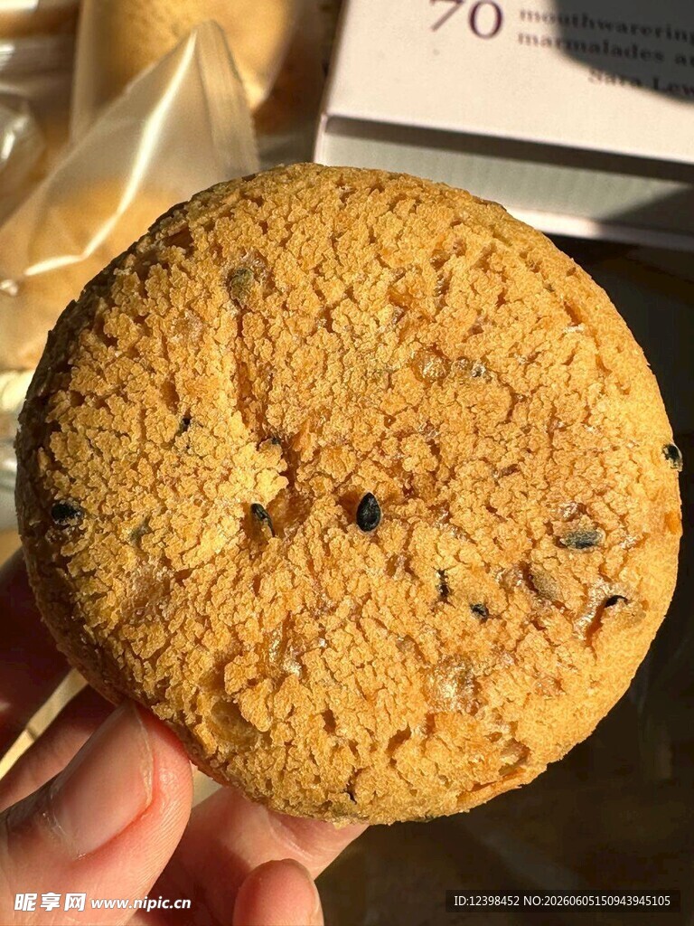 手拿美味核桃饼干