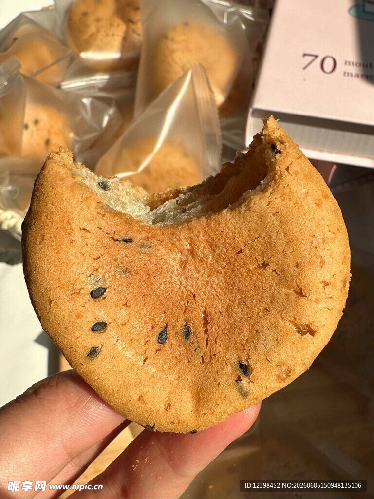 咬过的黑芝麻饼干特写