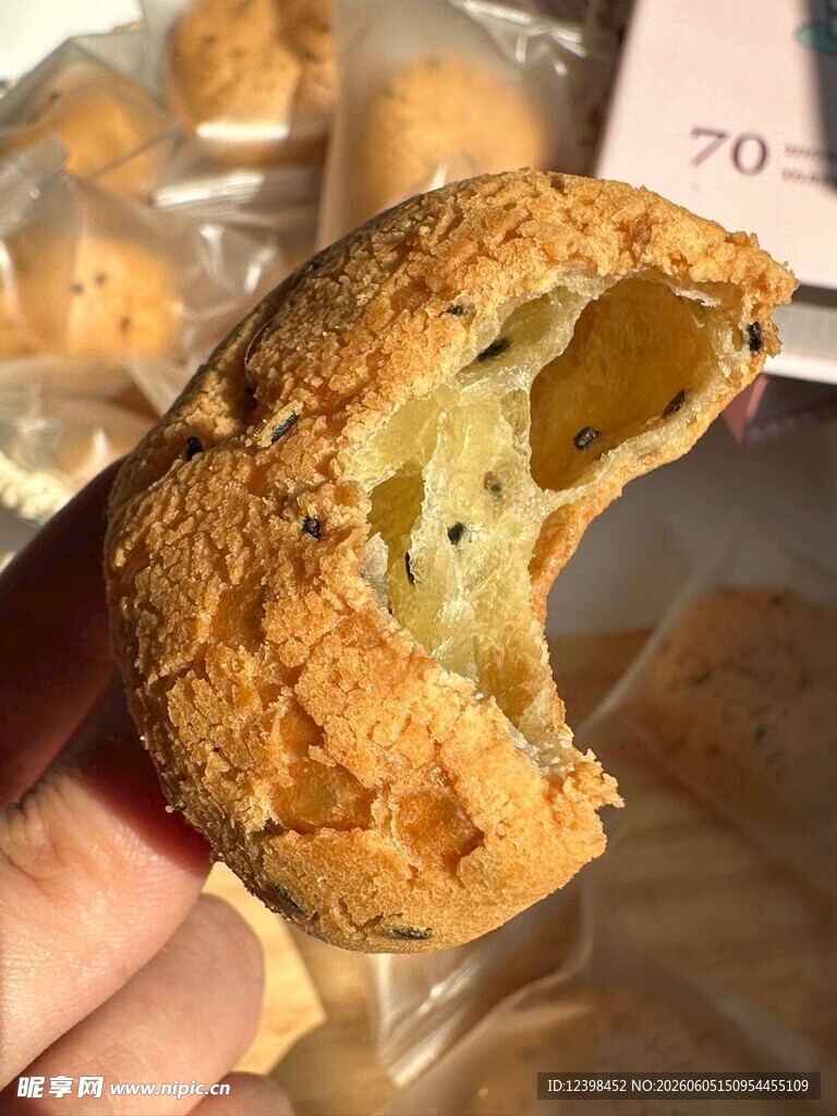咬过的美味酥脆面包