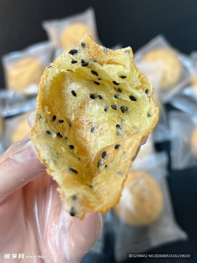 手拿撒芝麻的美味小糕点