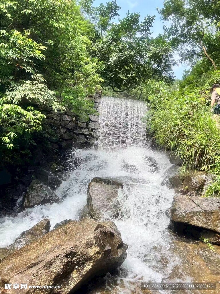 山间溪流瀑布自然美景