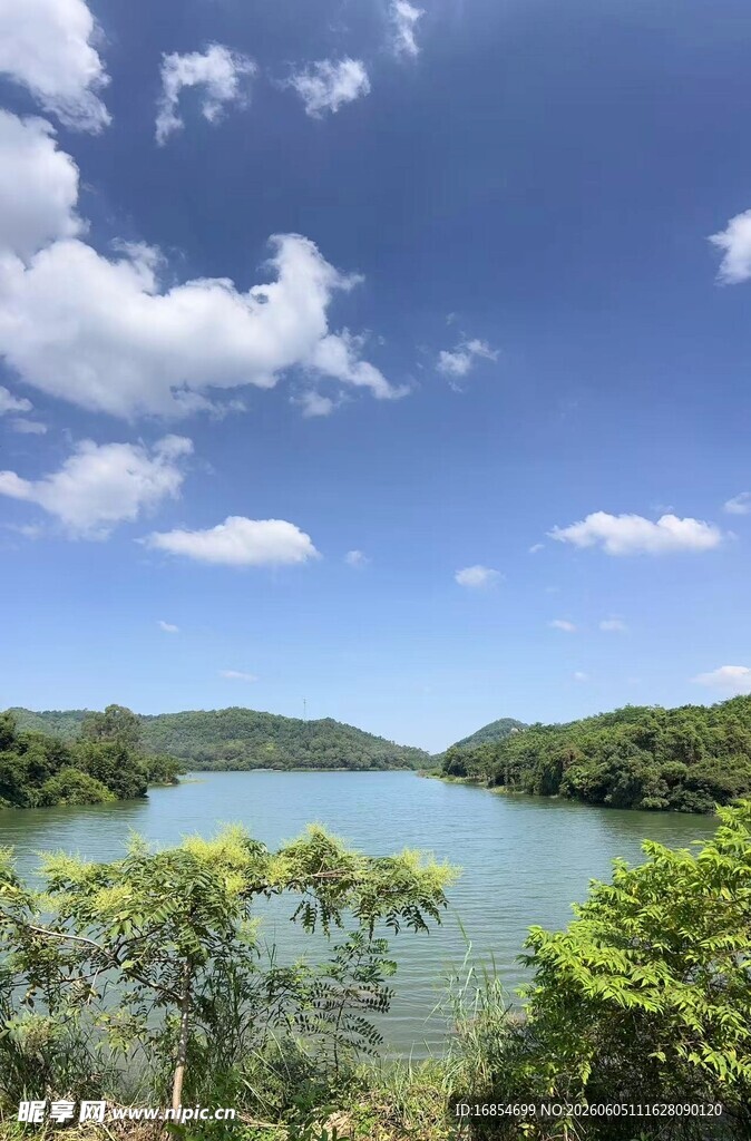 青山绿水间的秀丽湖景