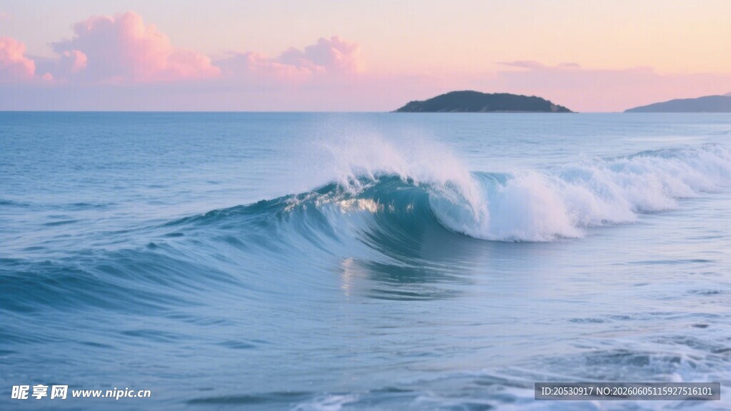 海边日落时的翻涌海浪