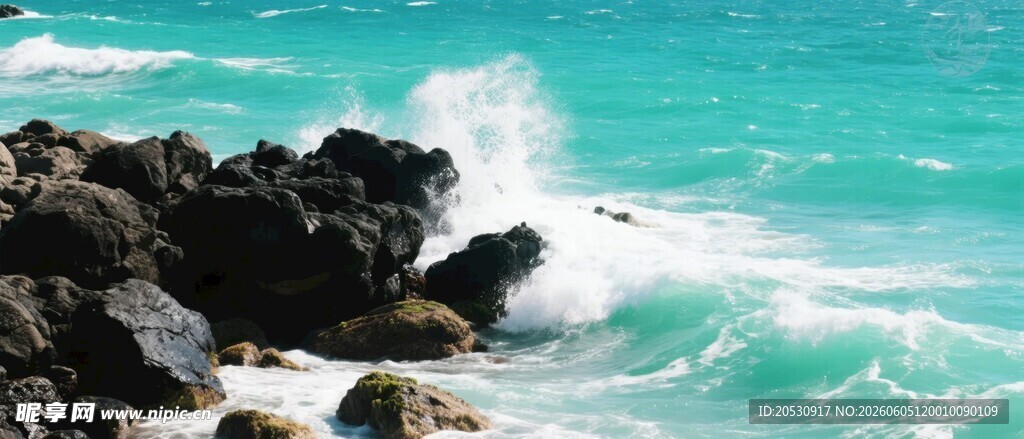 海浪拍击礁石的美丽海景