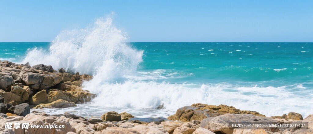 海浪拍击礁石的壮阔景象