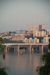 河畔城市桥梁黄昏美景