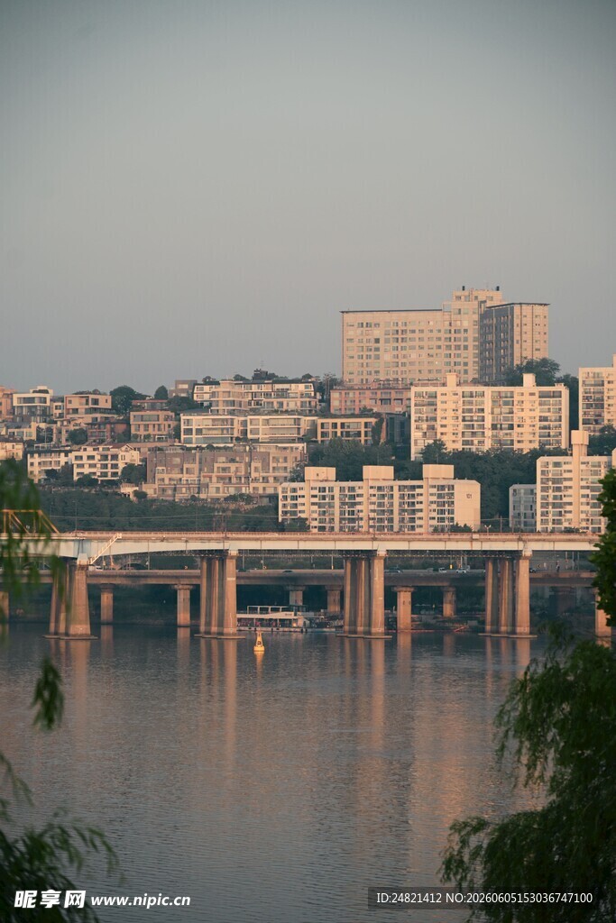 河畔城市桥梁黄昏美景