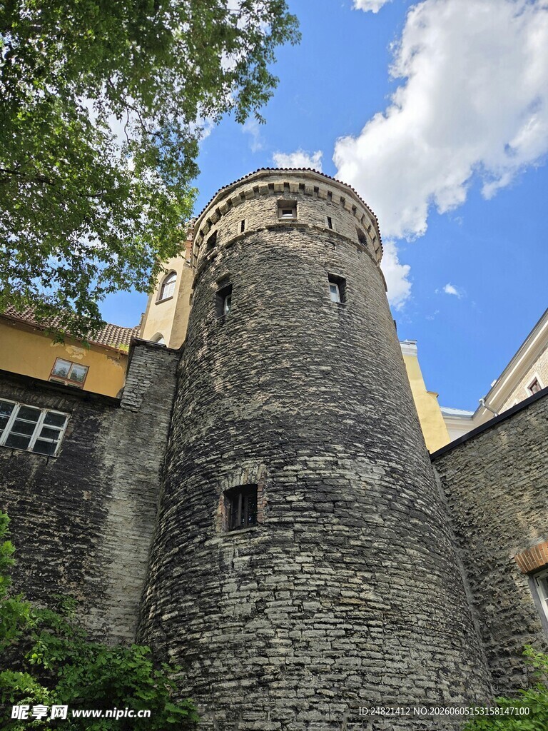 古老石砌塔楼建筑景观