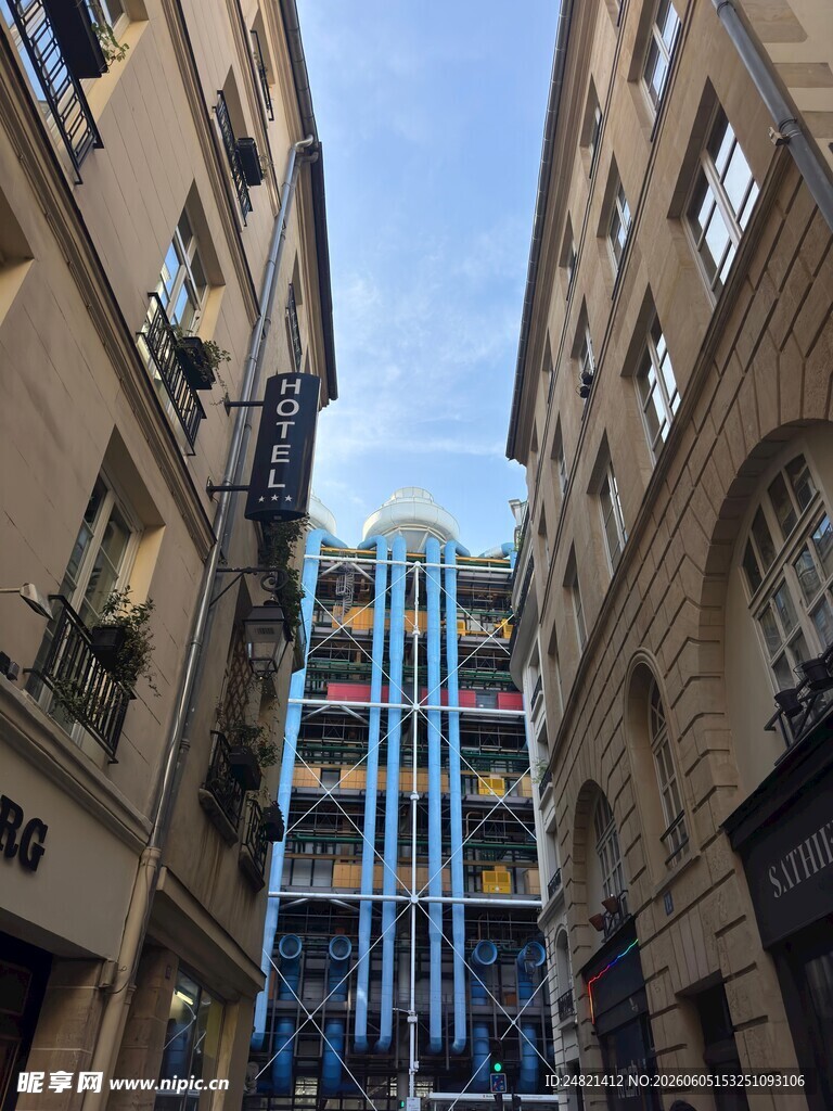 狭窄街道间的多彩现代建筑