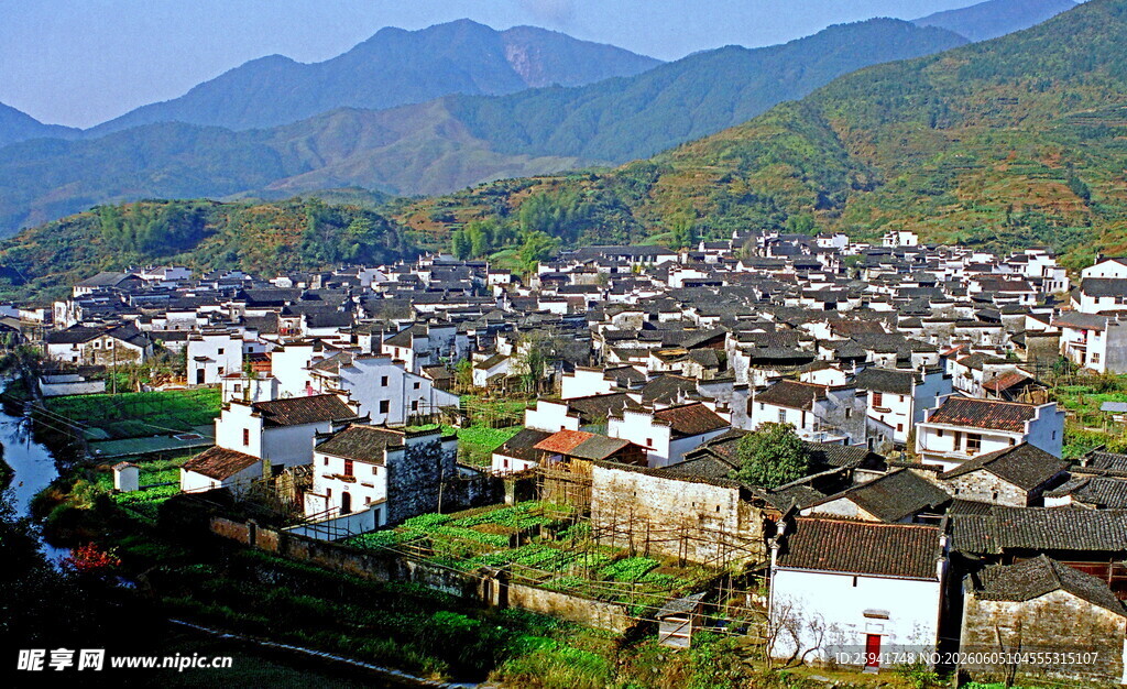 古朴村落依山傍水之景