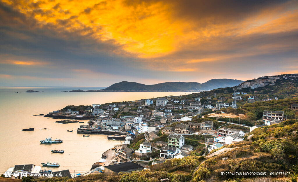 海滨小镇的绚烂黄昏景色
