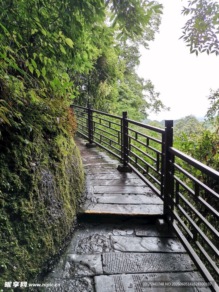 山间湿滑石板步道