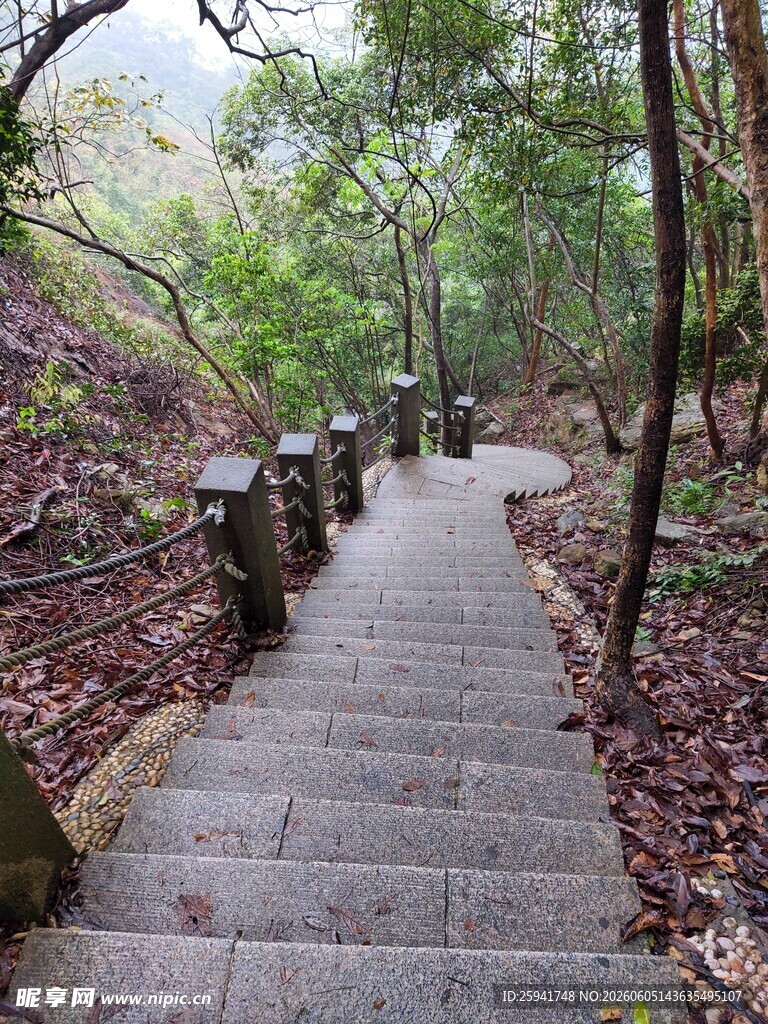 山林间的石阶步道